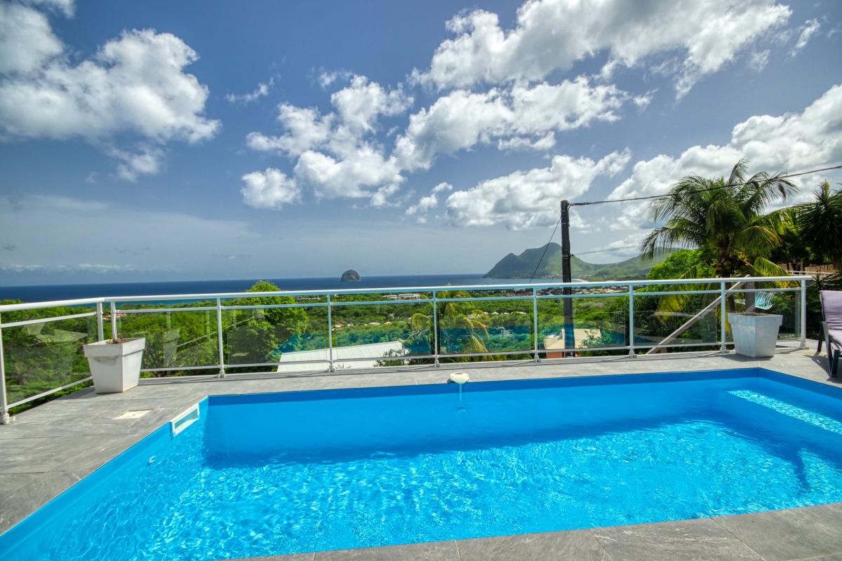 Location villa diamant Martinique-piscine vue rocher